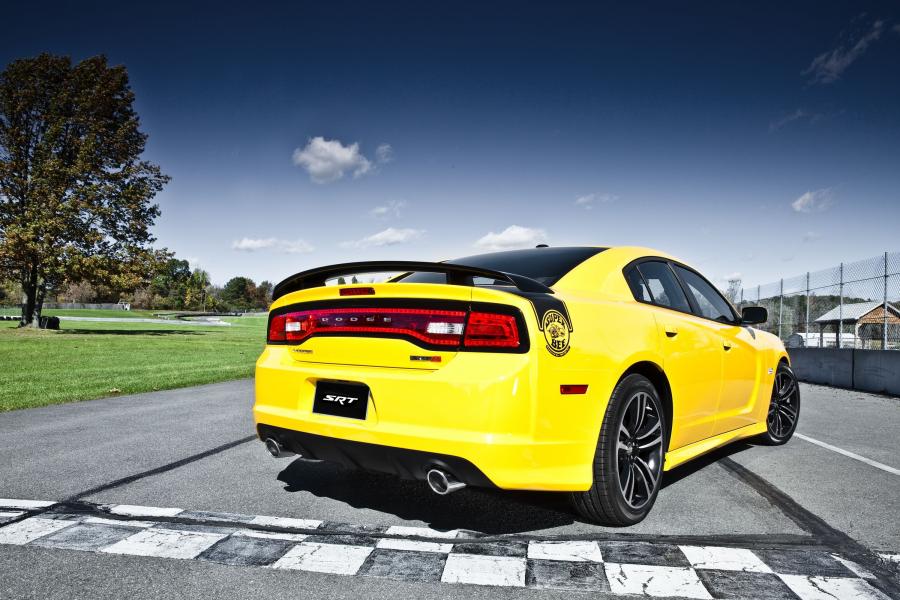  Dodge Charger SRT8 Super Bee 2012 года  (фото 15 из 39)
